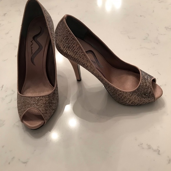 Nina beige satin/glitter 4” size 6 dressy heels - Picture 2 of 7